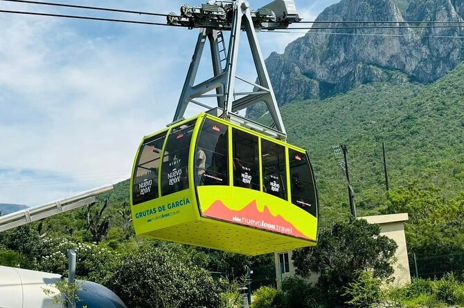 Teleférico amarillo de Grutas de García con las montañas de García, Nuevo León de fondo