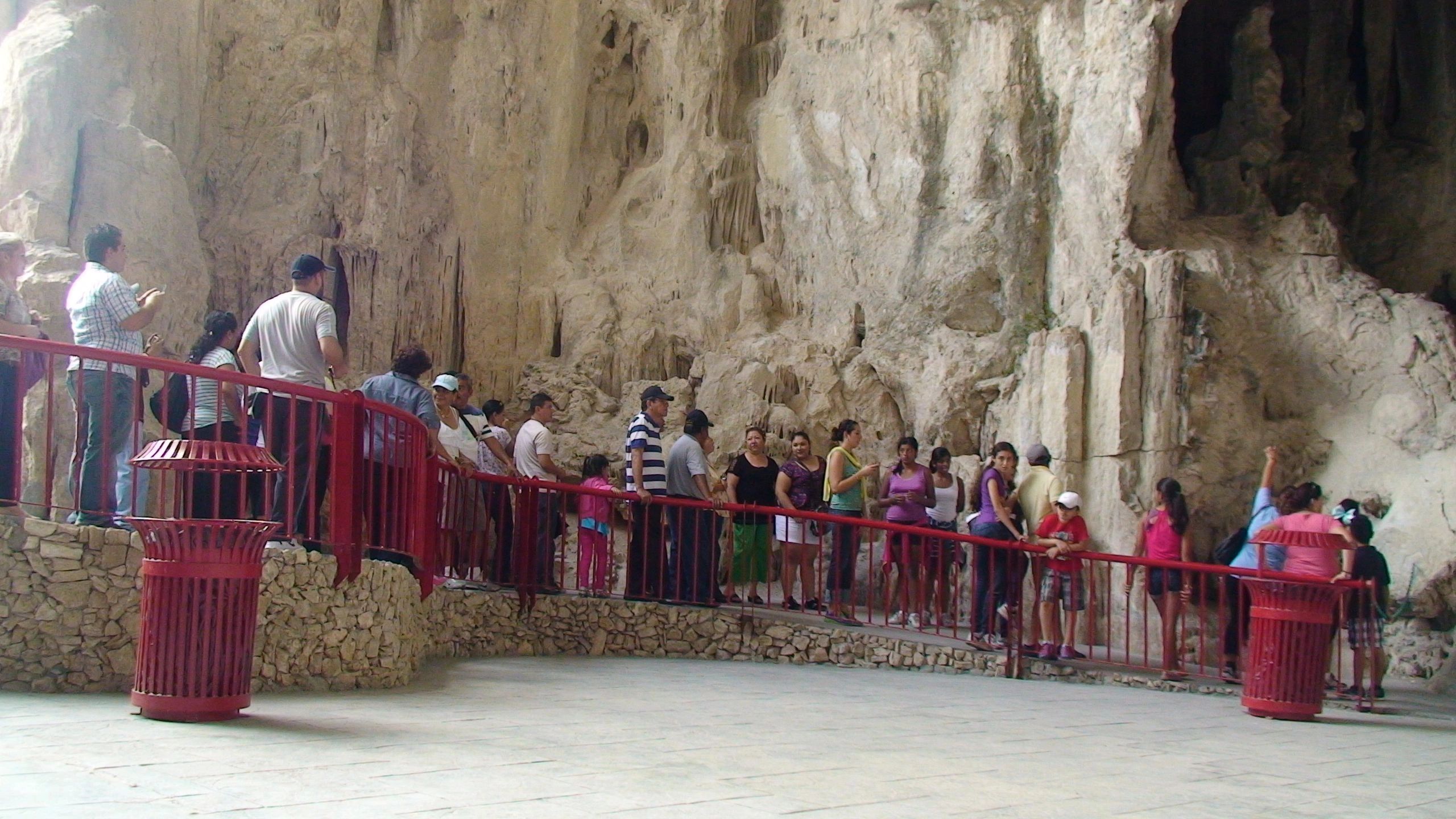 Turistas en el recorrido interior de las Grutas de Garcia